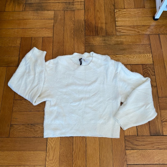 H&M Sweaters - H&M Cream Fuzzy Cropped Sweater – Cozy Soft Knit – Size X-Small